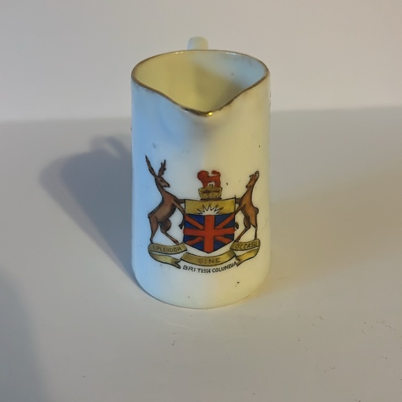 Vintage Crested Ware Ceramic Creamer with British Columbia Seal - Picture 2 of 7